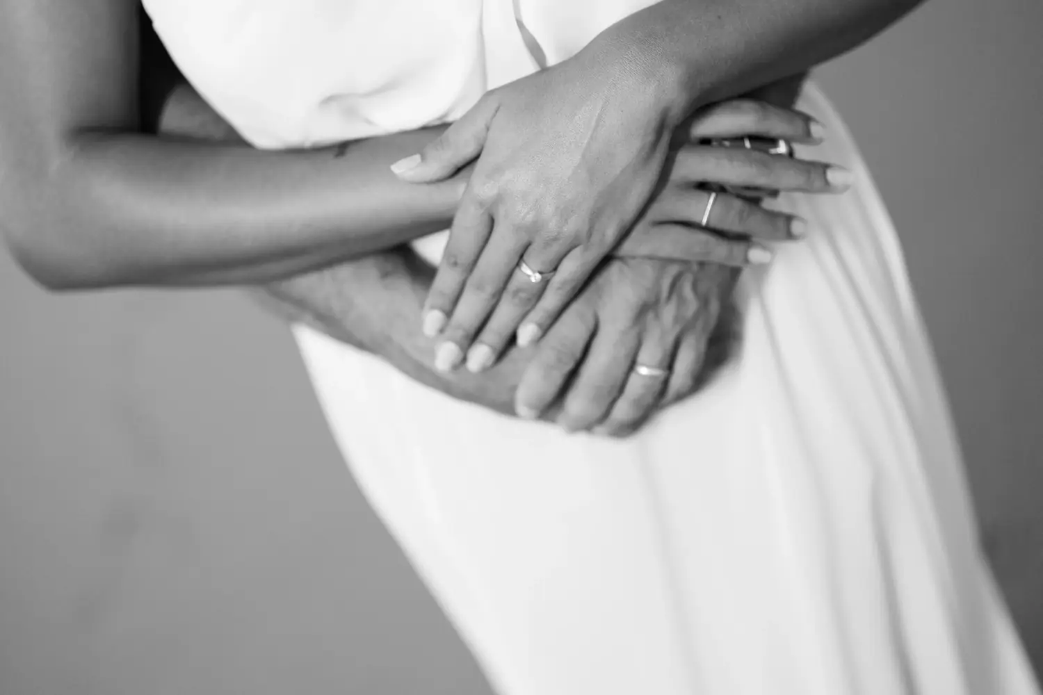 As mãos dos dois, com as alianças