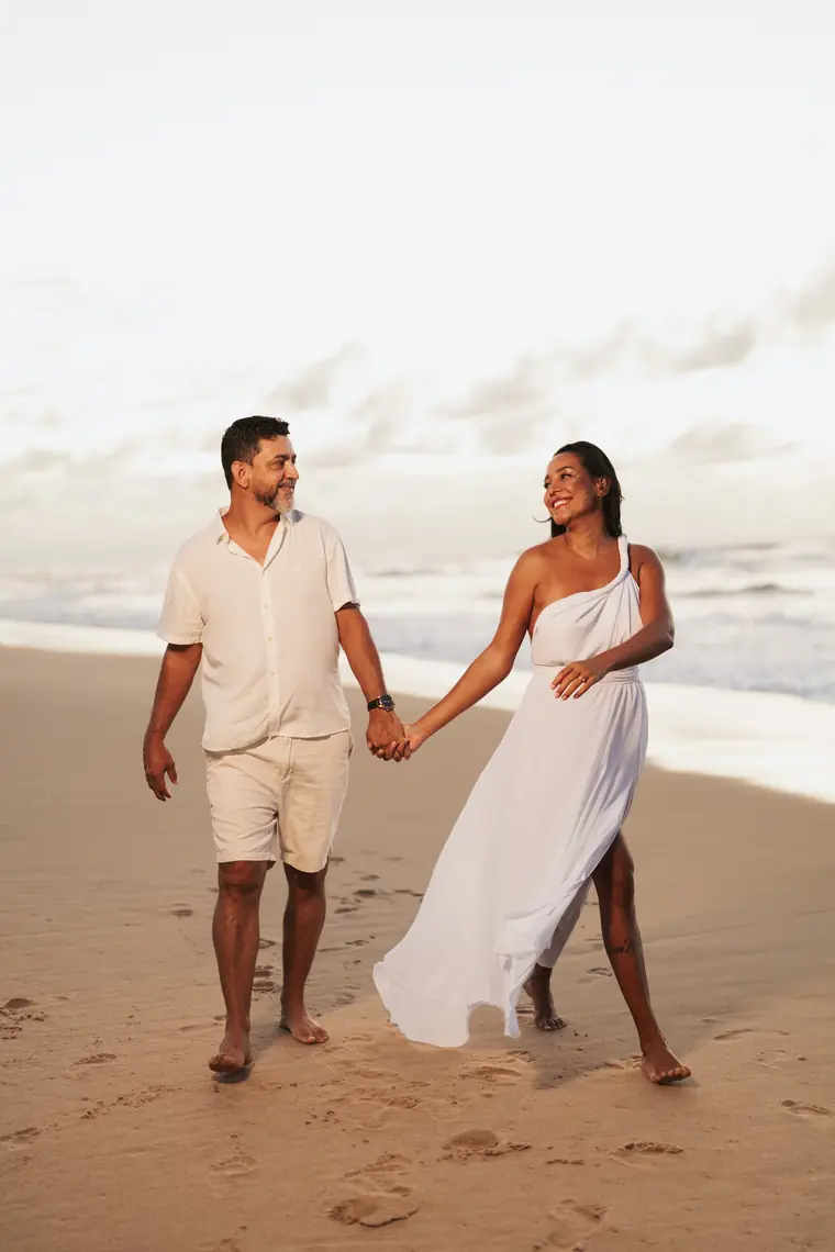 Os dois caminhando de mãos dadas